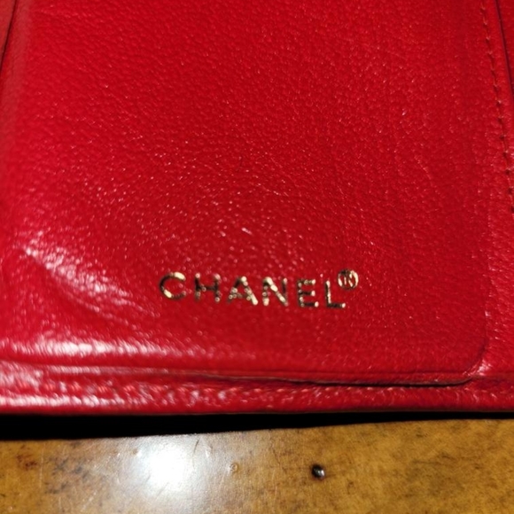 Red Chanel vertical wallet - Picture 2 of 8